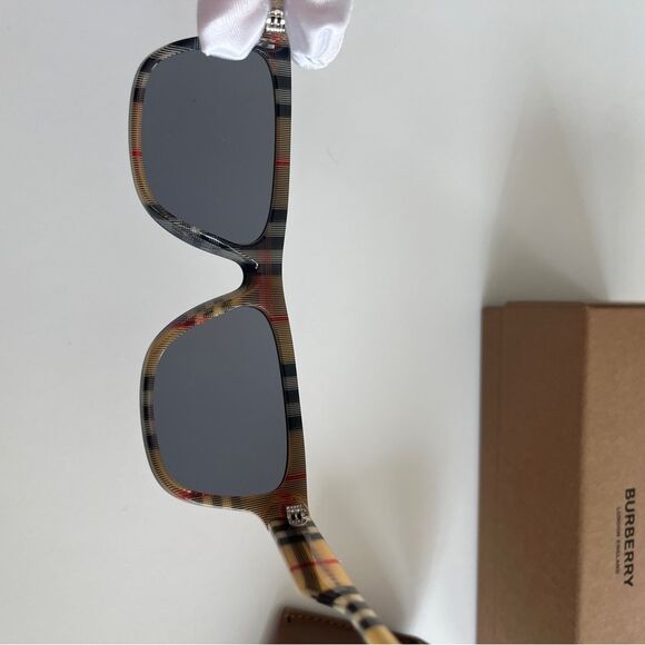 💯 authentic iconic Burberry unisex square sunglasses - Picture 5 of 8